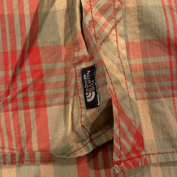 B0321 The North Face Mens plaid Shirt SZ medium
Preppy quiet luxury - Picture 7 of 9